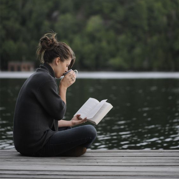 عکس دختر در حال کتاب خواندن کارتونی