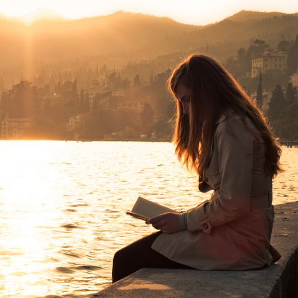 عکس دختر در حال کتاب خواندن کارتونی