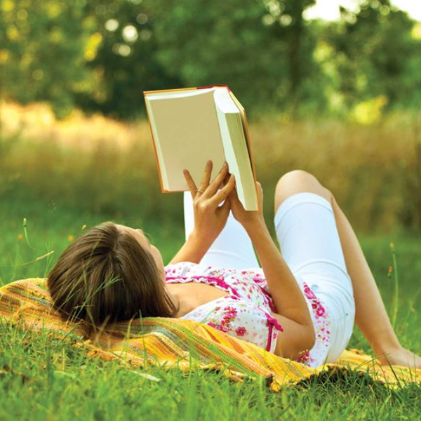 عکس دختر در حال کتاب خواندن کارتونی