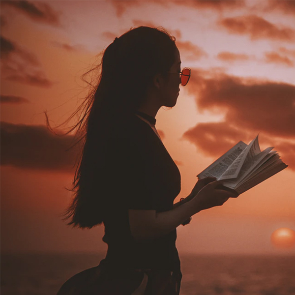 عکس دختر در حال کتاب خواندن کارتونی