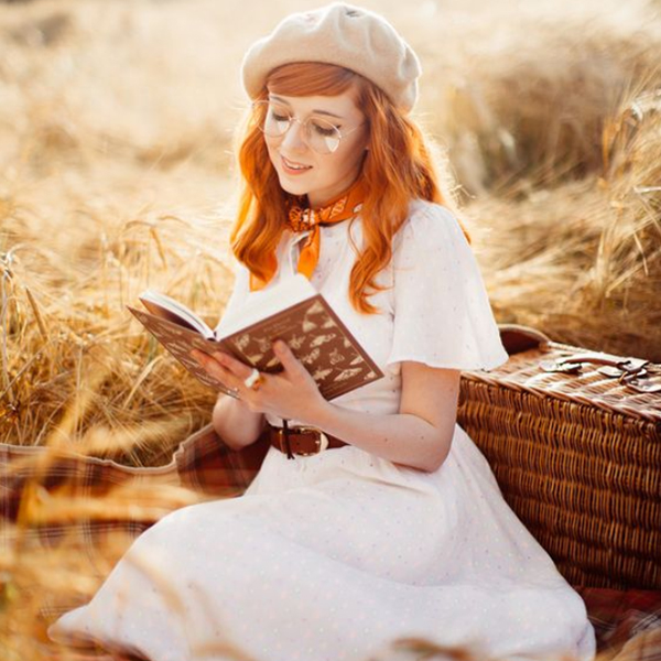 عکس دختر در حال کتاب خواندن کارتونی