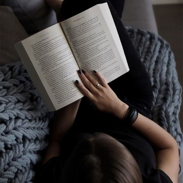 عکس دختر در حال کتاب خواندن کارتونی