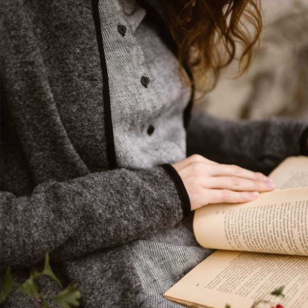 عکس دختر در حال کتاب خواندن کارتونی