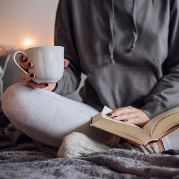 عکس دختر در حال کتاب خواندن کارتونی