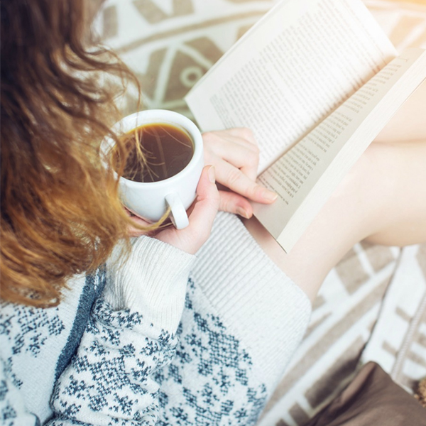 عکس دختر در حال کتاب خواندن کارتونی