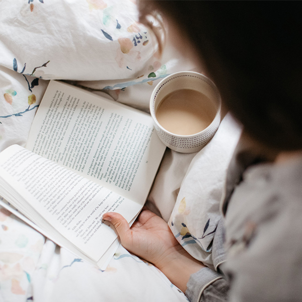 عکس دختر در حال کتاب خواندن کارتونی