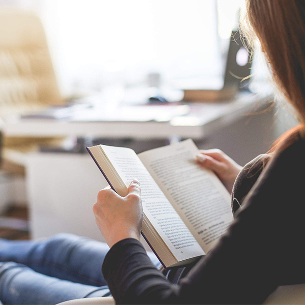 عکس دختر در حال کتاب خواندن کارتونی