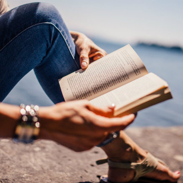 عکس دختر در حال کتاب خواندن کارتونی