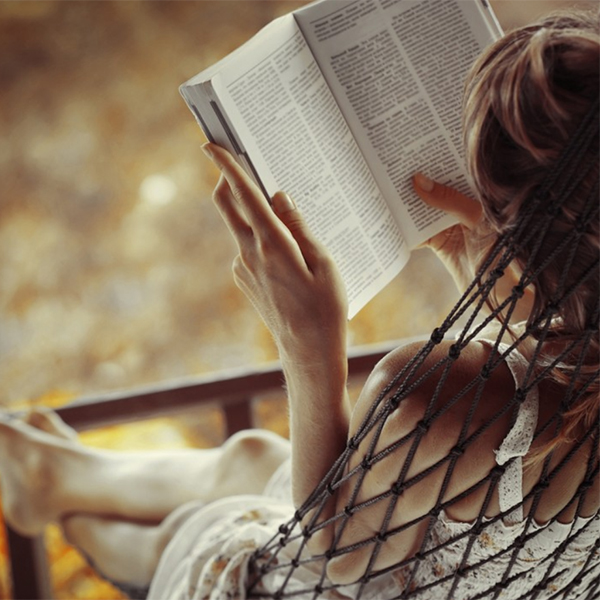 عکس دختر در حال کتاب خواندن کارتونی