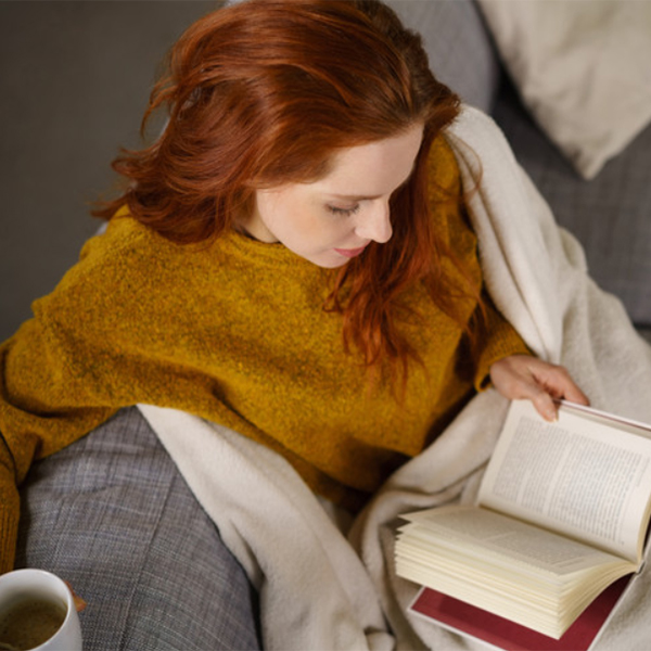 عکس دختر در حال کتاب خواندن کارتونی