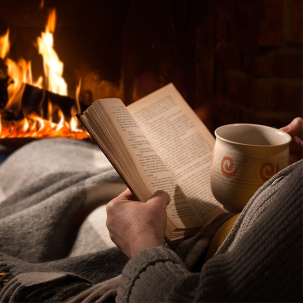 عکس دختر در حال کتاب خواندن کارتونی