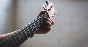 عکس پروفایل دختر با گیتار