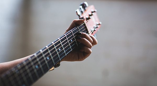 عکس پروفایل دختر با گیتار